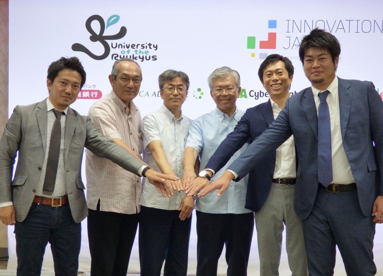 左から）（株）シーエー・アドバンス平川氏、（株）沖縄銀行伊計氏、琉球大学遠藤教授、大城学長、 グーグル（株）横川氏、（株）サイバーエージェント淵之上氏