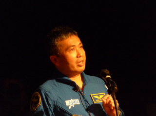 報告する若田宇宙飛行士1